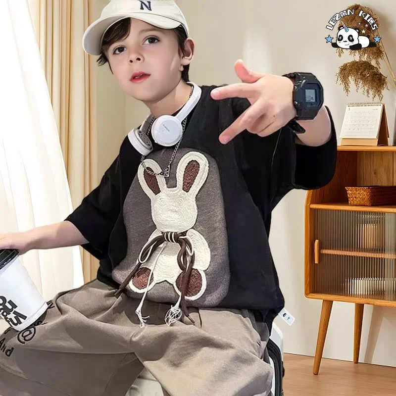 LEZONKIDS - Conjunto de Roupas de Verão para Crianças Meninos Novo Design Camisa com Remendo de Coelho Simples Calção Conjunto Masculino Fashion Moderno